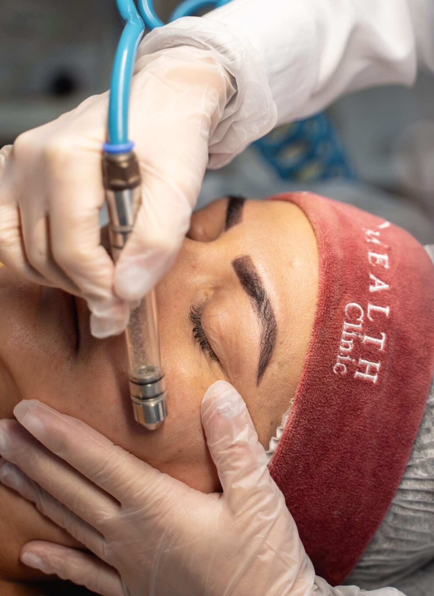 Especialista em estética fazendo limpeza de pele profunda e sua pacinete no rio de janeiro