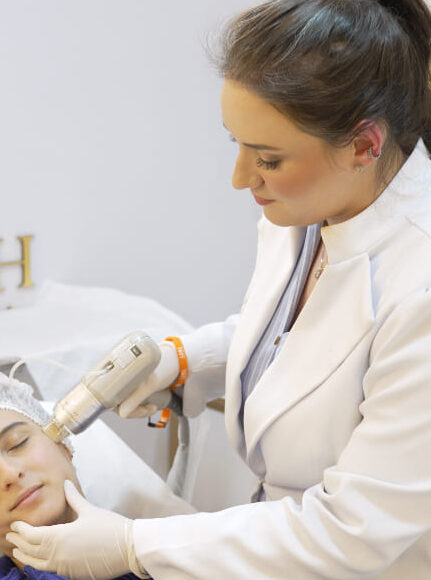 dermatologista especialista fazendo microalgulhamento robótico em sua paciente