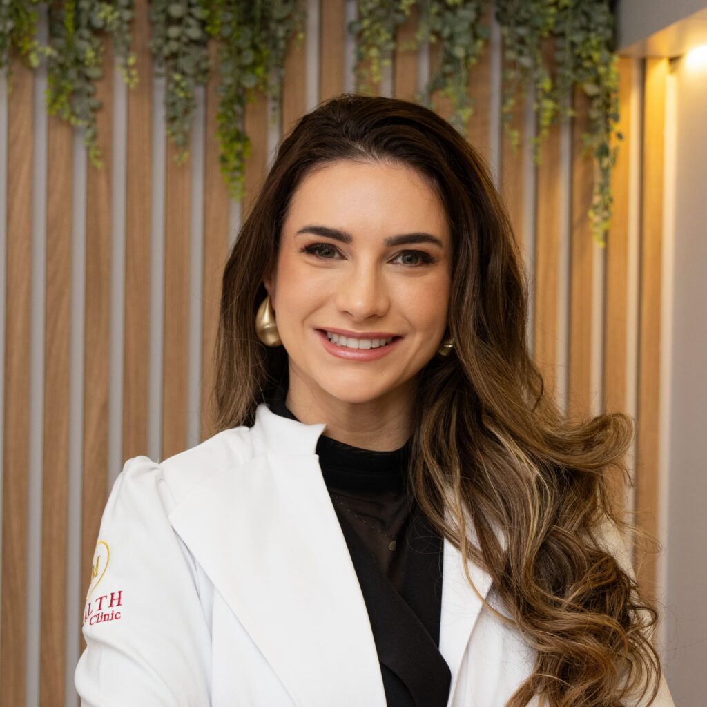 Dr. Juliana Moral Rigo, melhor dermatologista do Rio especializada em tricologia, estética e clínica