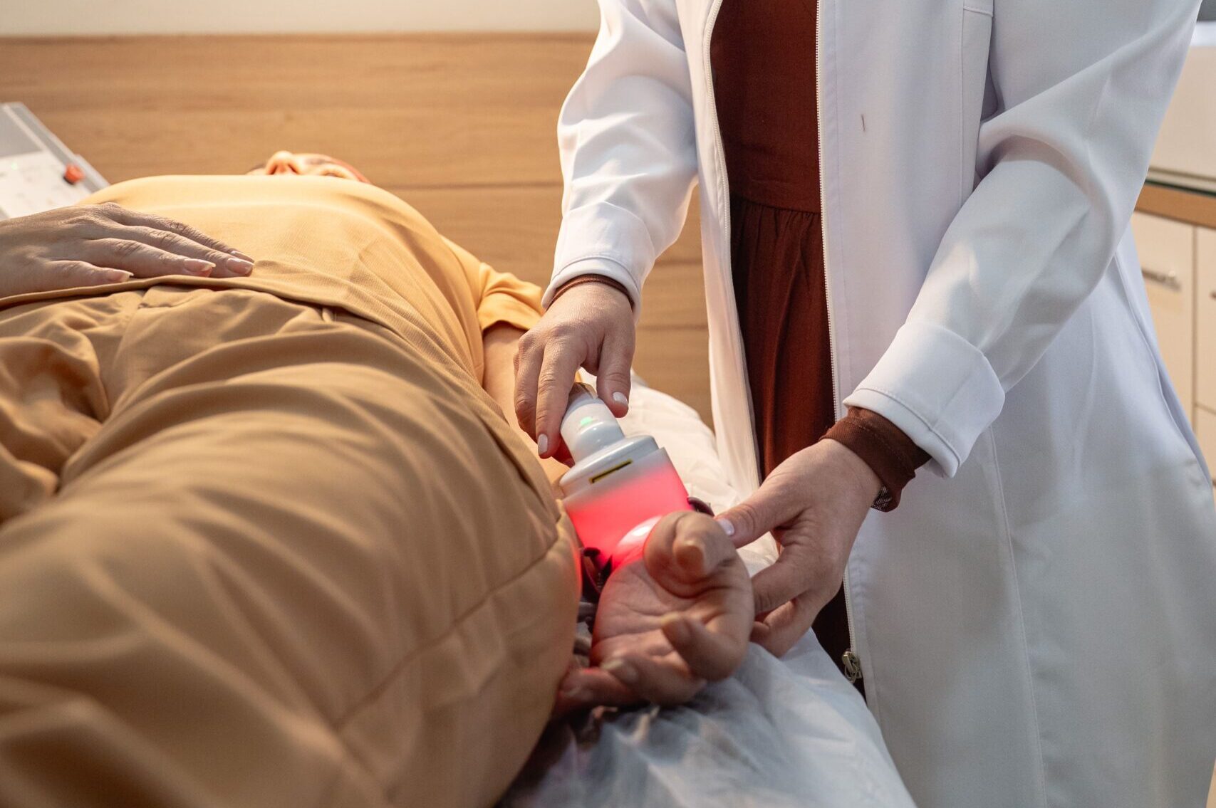 Esteticista aplicando terapia ilib na sua paciente, no Cachambi