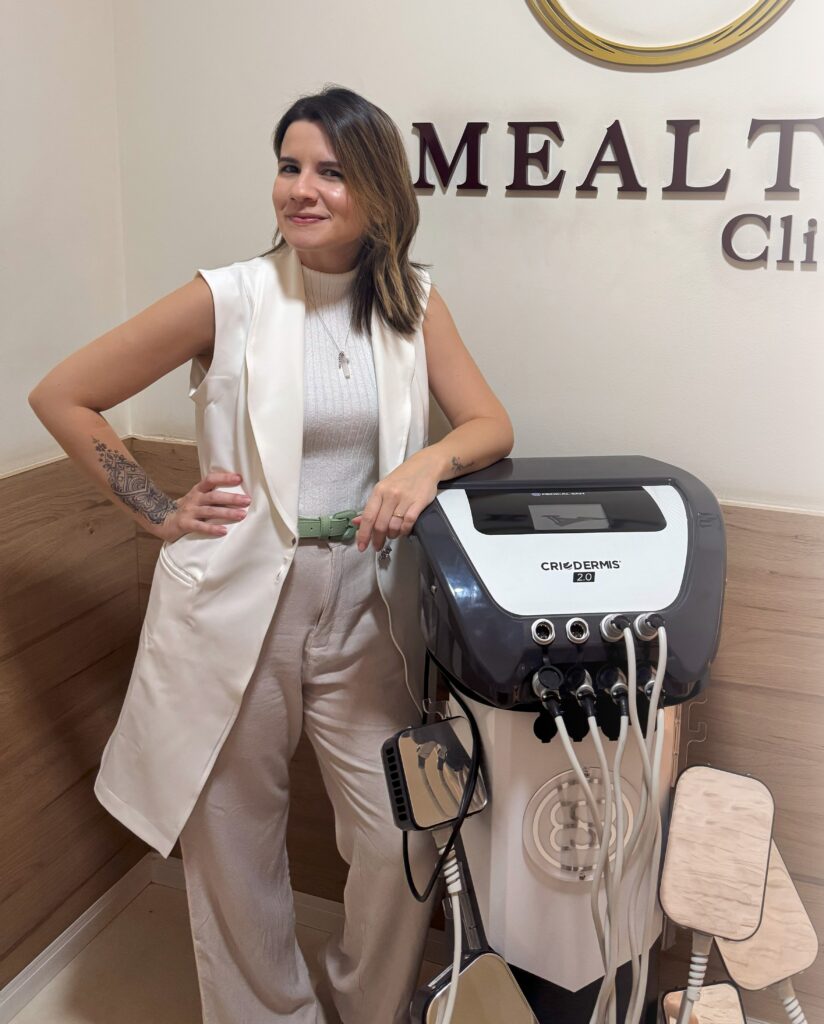 Esteticista, Carol Coutinho, ao lado da máquina de Criolipólise de placas na clínica de dermatologia com foco em estética, Mealth Clinic, no Cachambi, RJ. O procedimento serve para eliminar gordura localizada e redefinir contorno corporal.