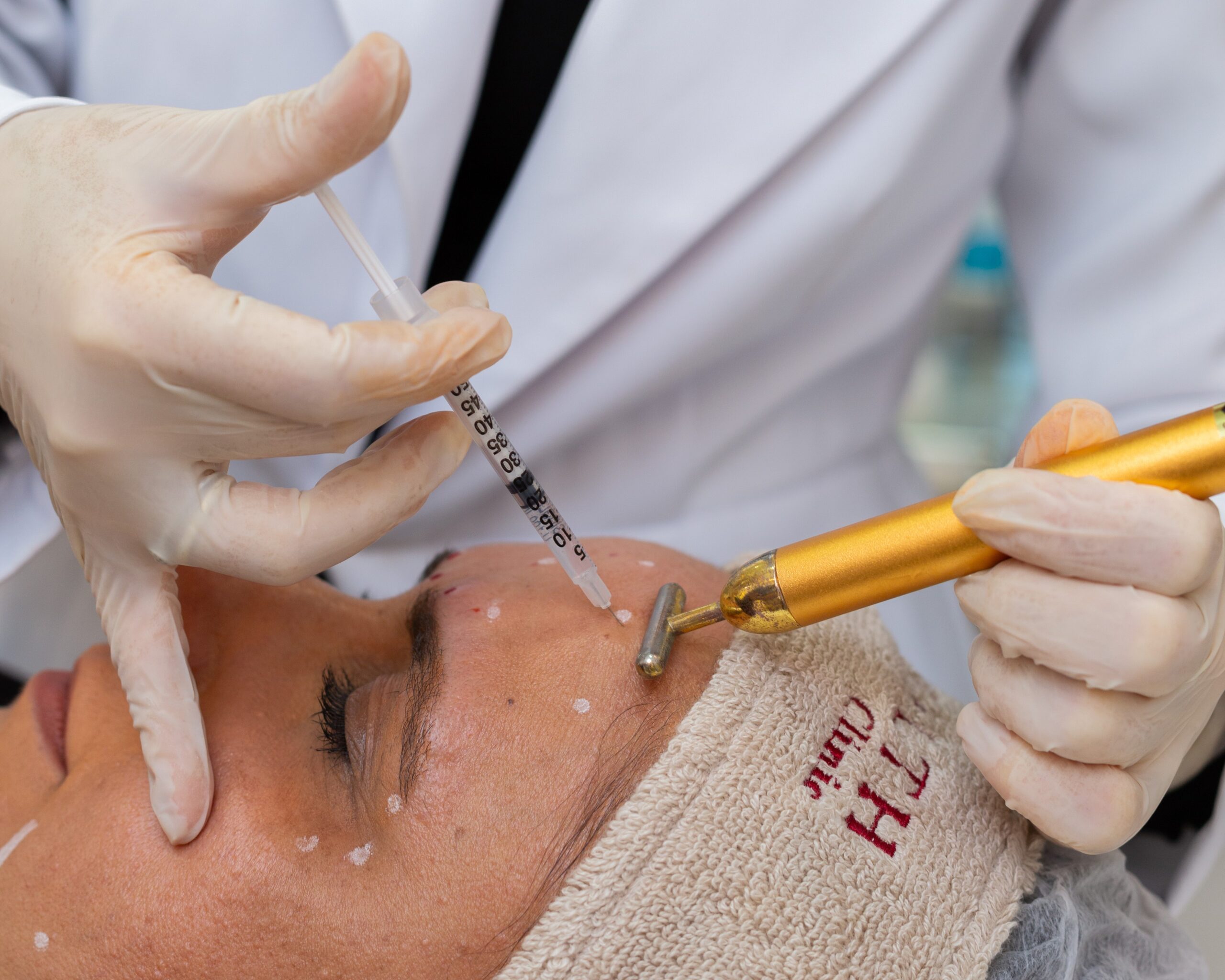 Dra Roberta Boabaid, médica dermatologista especialista na Mealth Clinic - clínica de dermatologia com foco em estética - localizada no Cachambi - RJ, começando o processo de aplicação de botox Full Face de forma segura e confortável em sua paciente.