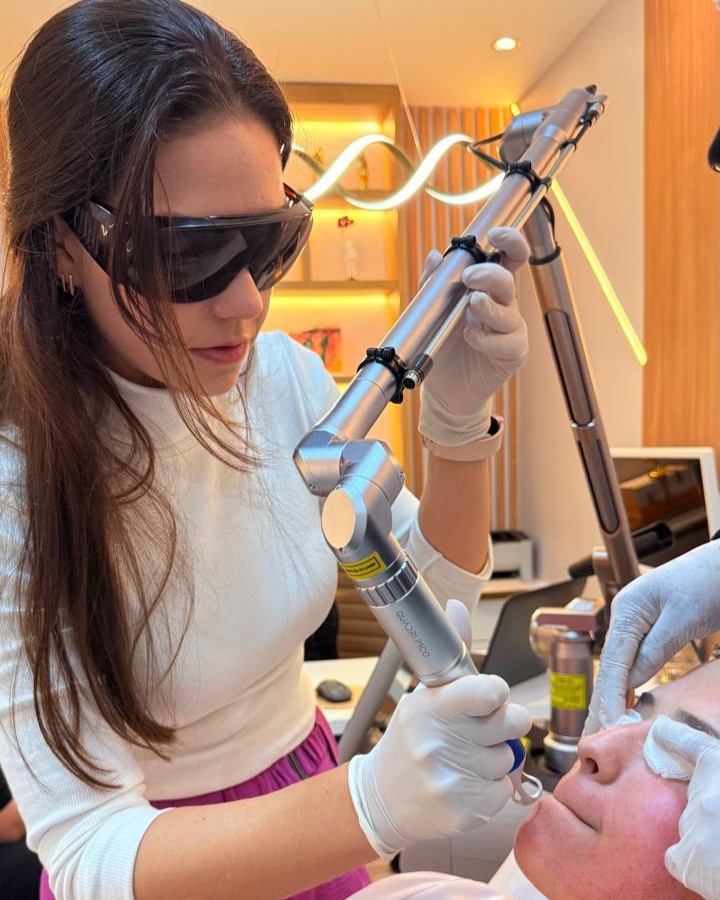 Médica dermatologista especialista aplicando tratamento com o Laser Quadri Pico na Barra da Tijuca, RJ.