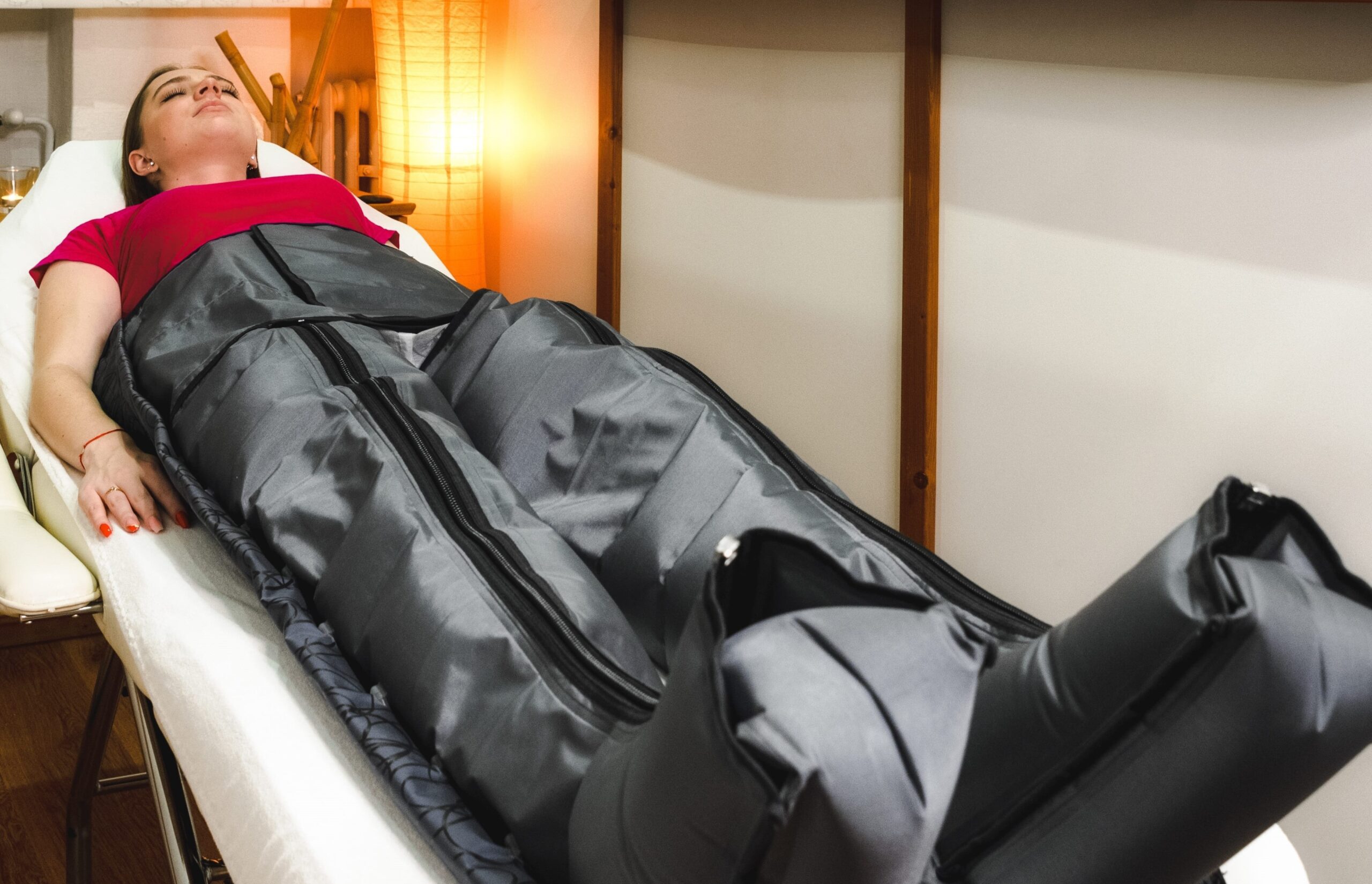 Paciente recebendo pressoterapia para lipedema e circulação no Cachambi, Rio de Janeiro