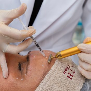 Dra Roberta Boabaid, médica dermatologista especialista na Mealth Clinic - clínica de dermatologia com foco em estética - localizada no Cachambi - RJ, começando o processo de aplicação de botox Full Face de forma segura e confortável em sua paciente.