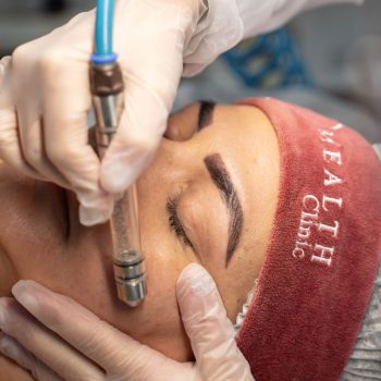 Especialista em estética fazendo limpeza de pele profunda e sua pacinete no rio de janeiro