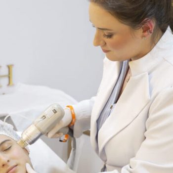 dermatologista especialista fazendo microalgulhamento robótico em sua paciente