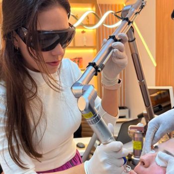 Médica dermatologista especialista aplicando tratamento com o Laser Quadri Pico na Barra da Tijuca, RJ.