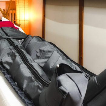 Paciente recebendo pressoterapia para lipedema e circulação no Cachambi, Rio de Janeiro