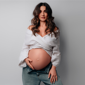 Dra. Roberta, médica da Mealth Clinic - que oferece consultas dermatológicas com foco em estética - na unidade do Cachambi e da Barra da Tijuca, grávida e acariciando sua barriga para o artigo sobre skincare para gestantes.