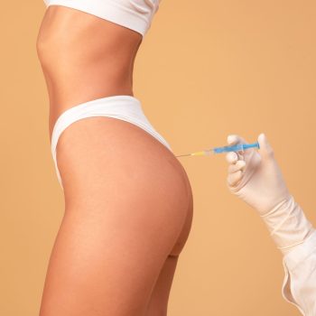 Dermatologista aplicando bioestimulador de colágeno em harmonização de glúteos na Barra da Tijuca